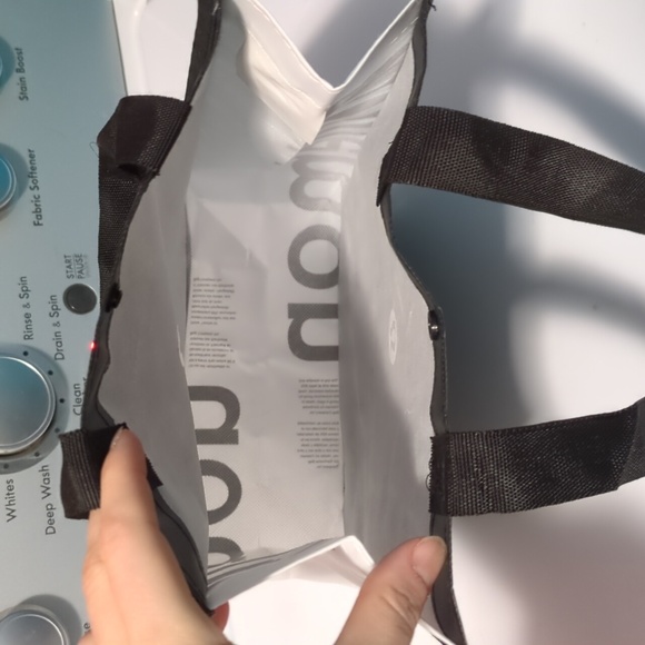 FREE WITH PURCHASE Lululemon shopping bag - Picture 7 of 8